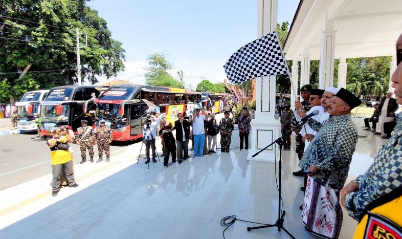 Sebanyak 863 calon haji Situbondo diberangkatkan ke Asrama Haji Sebanyak 863 calon haji Situbondo diberangkatkan ke Asrama Haji