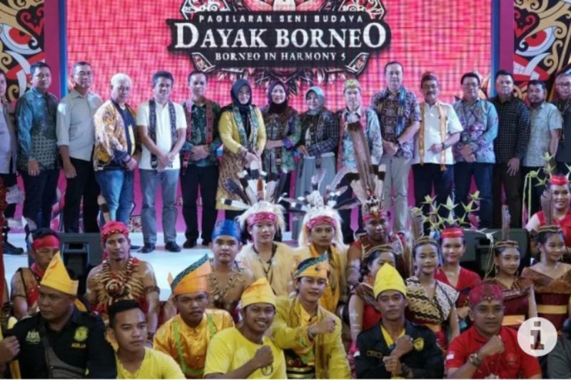 PLN edukasi kelistrikan ke masyarakat lewat partisipasi festival Dayak PLN edukasi kelistrikan ke masyarakat lewat partisipasi festival Dayak