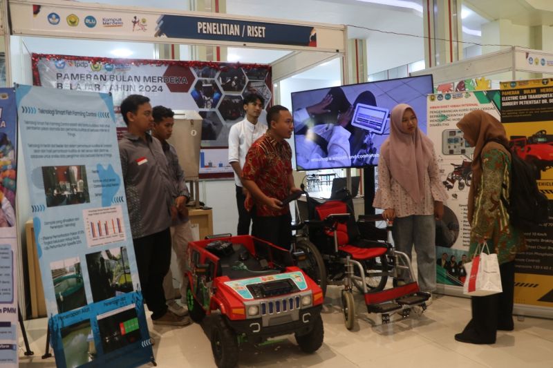 Mahasiswa tampilkan kursi roda pintar di pameran pendidikan Unej Mahasiswa tampilkan kursi roda pintar di pameran pendidikan Unej
