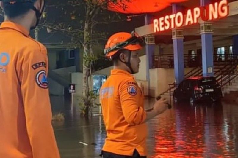 BPBD DKI kerahkan personel untuk memperkecil dampak rob di wilayah pesisir BPBD DKI kerahkan personel untuk memperkecil dampak rob di wilayah pesisir