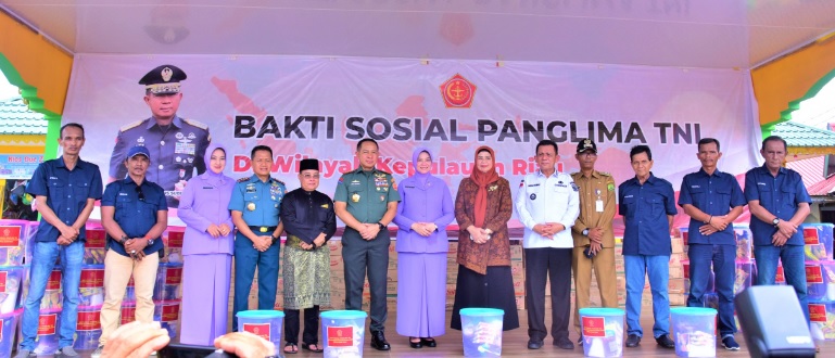 Panglima TNI bagikan ribuan paket sembako di Tanjungpinang Panglima TNI bagikan ribuan paket sembako di Tanjungpinang
