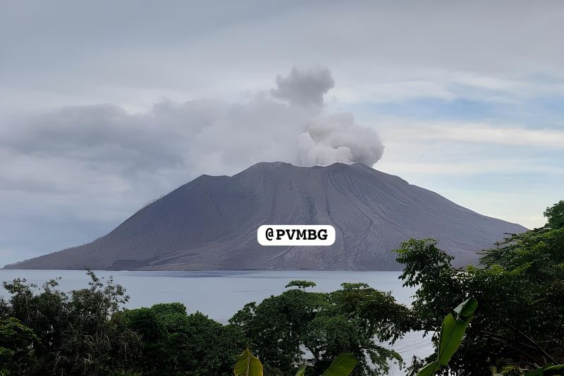 Asap putih kelabu membumbung tinggi dari kawah Gunung Ruang Asap putih kelabu membumbung tinggi dari kawah Gunung Ruang