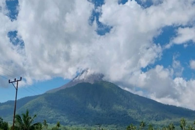 Gunung Lewotobi Laki-laki erupsi dua kali pada Jumat dini hari Gunung Lewotobi Laki-laki erupsi dua kali pada Jumat dini hari