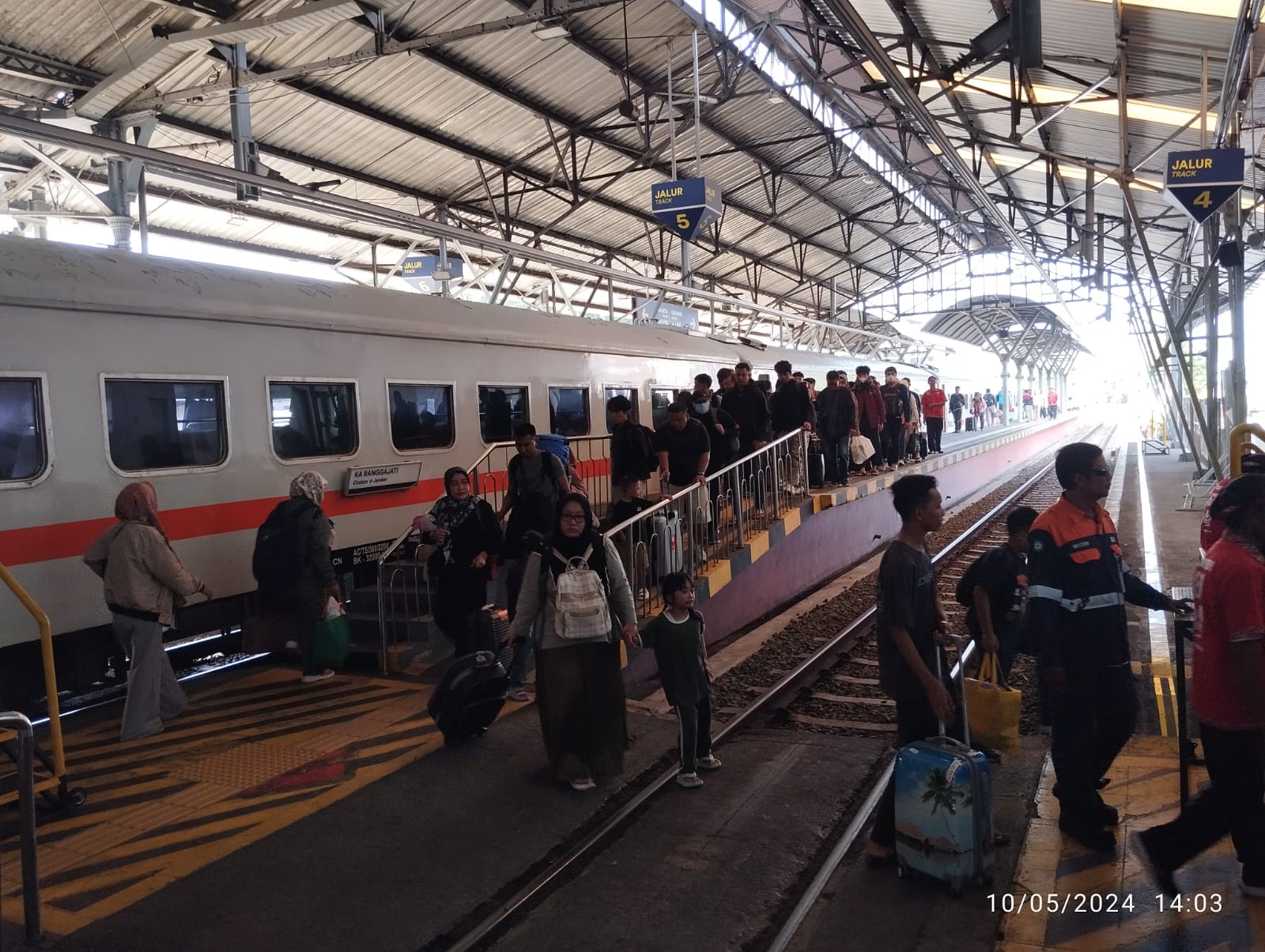 Libur panjang Kenaikan Isa Al Masih, 51 ribuan penumpang KA turun di Daop 6 Yogyakarta Libur panjang Kenaikan Isa Al Masih, 51 ribuan penumpang KA turun di Daop 6 Yogyakarta