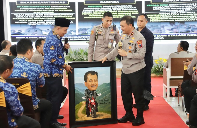Kades, Bhabinkamtibmas dan Bhabinsa harus santun dan berpenampilan menarik Kades, Bhabinkamtibmas dan Bhabinsa harus santun dan berpenampilan menarik