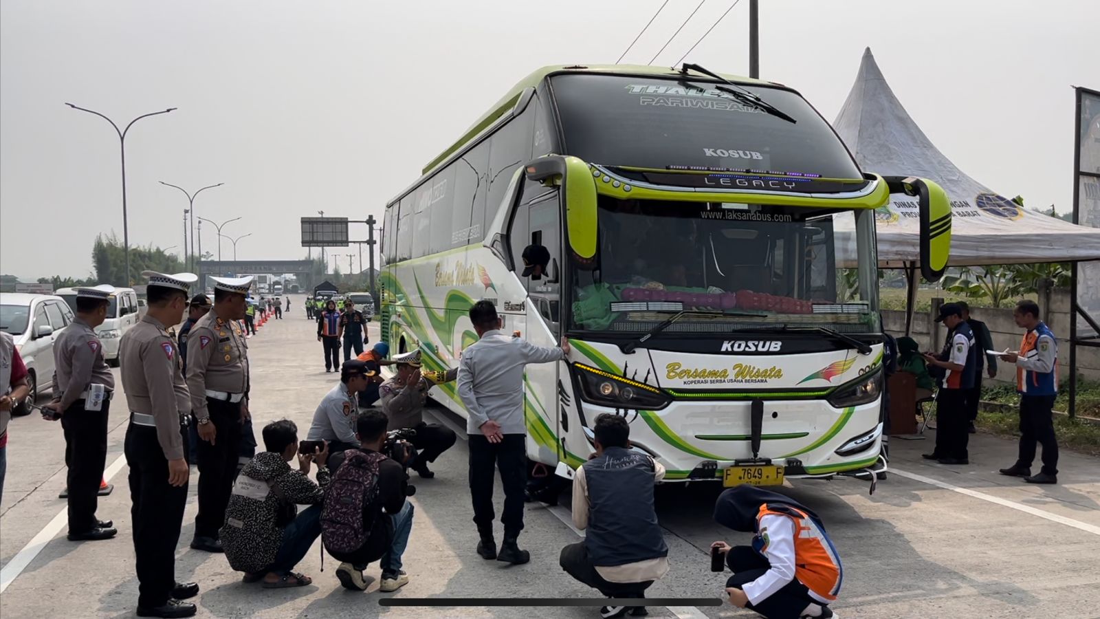 Cegah lakalantas, Satlantas Polresta Bandung lakukan pengujian bus angkutan Cegah lakalantas, Satlantas Polresta Bandung lakukan pengujian bus angkutan