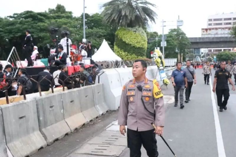 Sebanyak 296 personel gabungan dikerahkan untuk amankan aksi di Gedung Parlemen Sebanyak 296 personel gabungan dikerahkan untuk amankan aksi di Gedung Parlemen
