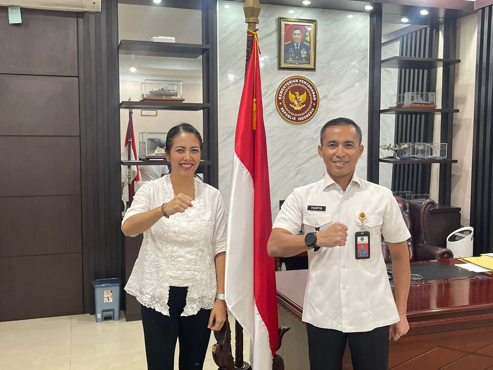 Naila Novaranti terjun payung di langit Nusawiru ucapkan selamat sukses untuk Prabowo - Gibran
