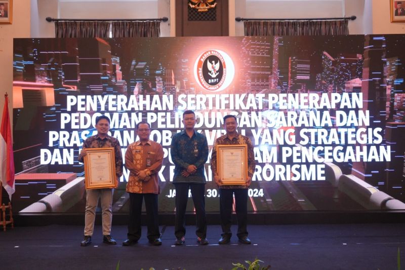 Dua bandara AP I terima sertifikat pencegahan terorisme dari BNPT Dua bandara AP I terima sertifikat pencegahan terorisme dari BNPT