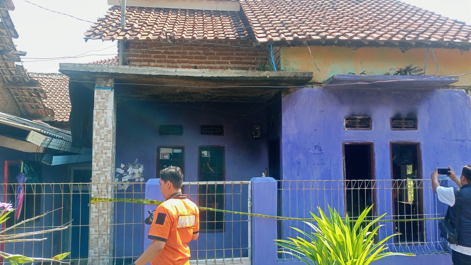 Menolak diajak rujuk, pria di Majalengka nekat bakar mobil dan rumah mantan istri Menolak diajak rujuk, pria di Majalengka nekat bakar mobil dan rumah mantan istri