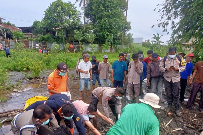 Korban banjir bandang di Agam ditemukan 5 km dari lokasi bencana Korban banjir bandang di Agam ditemukan 5 km dari lokasi bencana