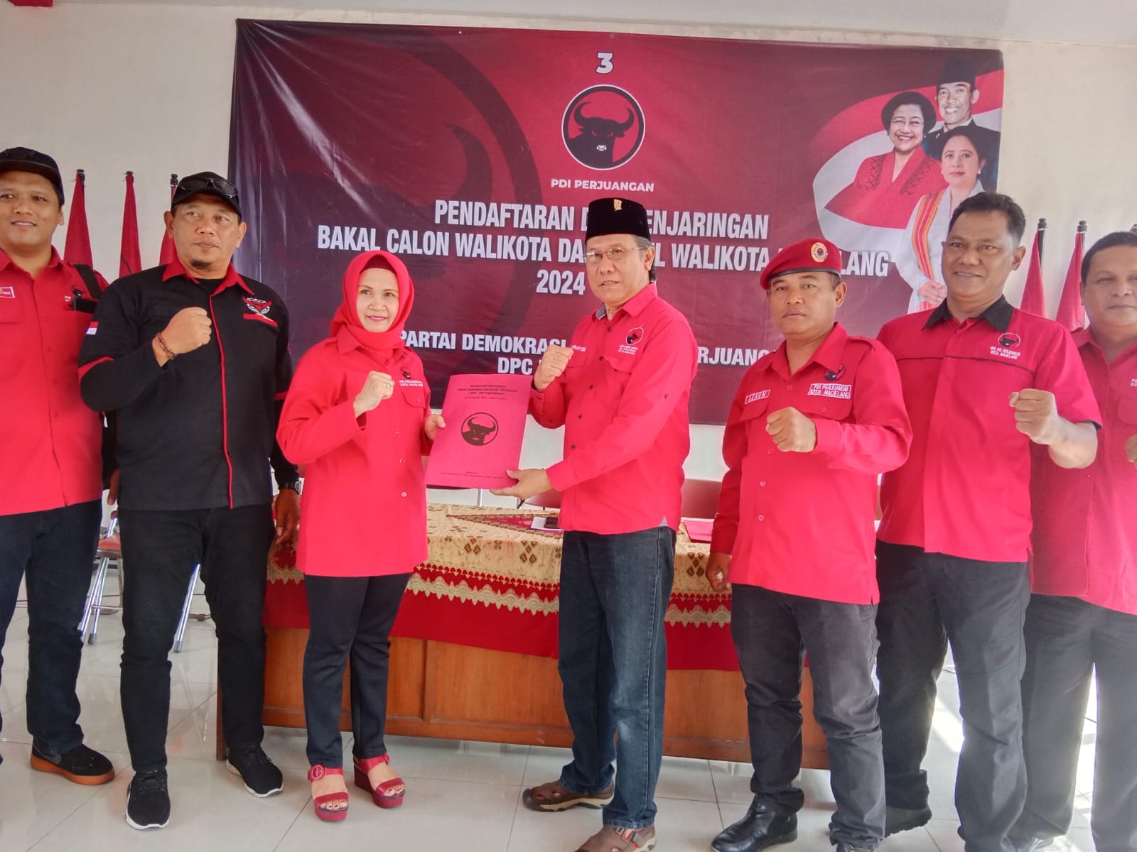 Ketua DPRD Budi Prayitno serahkan formulir pendaftaran balon Wakil Wali Kota Magelang Ketua DPRD Budi Prayitno serahkan formulir pendaftaran balon Wakil Wali Kota Magelang