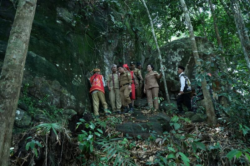 Bupati Sambas luncurkan objek wisata cagar budaya Batu Ramin Jadi Bupati Sambas luncurkan objek wisata cagar budaya Batu Ramin Jadi