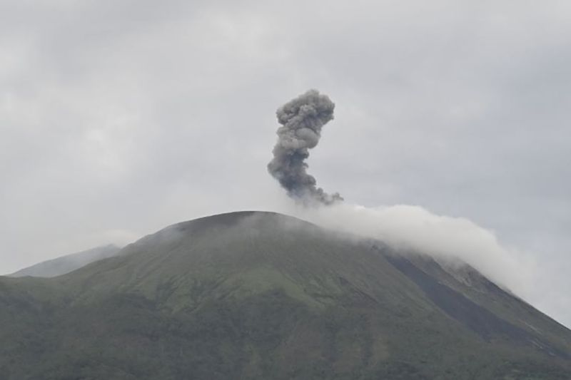 Gunung Lewotolok alami 94 kali gempa hembusan di puncak Gunung Lewotolok alami 94 kali gempa hembusan di puncak
