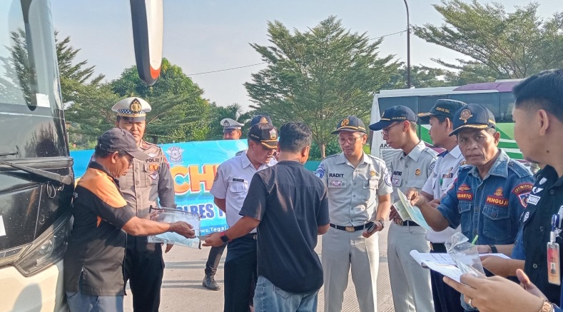 Satlantas Polres Tegal gelar ramp checkkendaraan di Terminal Bus Dukuh Waru