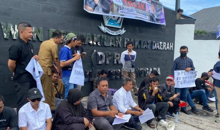 Forum Bersama Jurnalis Sultra demo tolak revisi UU Penyiaran Forum Bersama Jurnalis Sultra demo tolak revisi UU Penyiaran