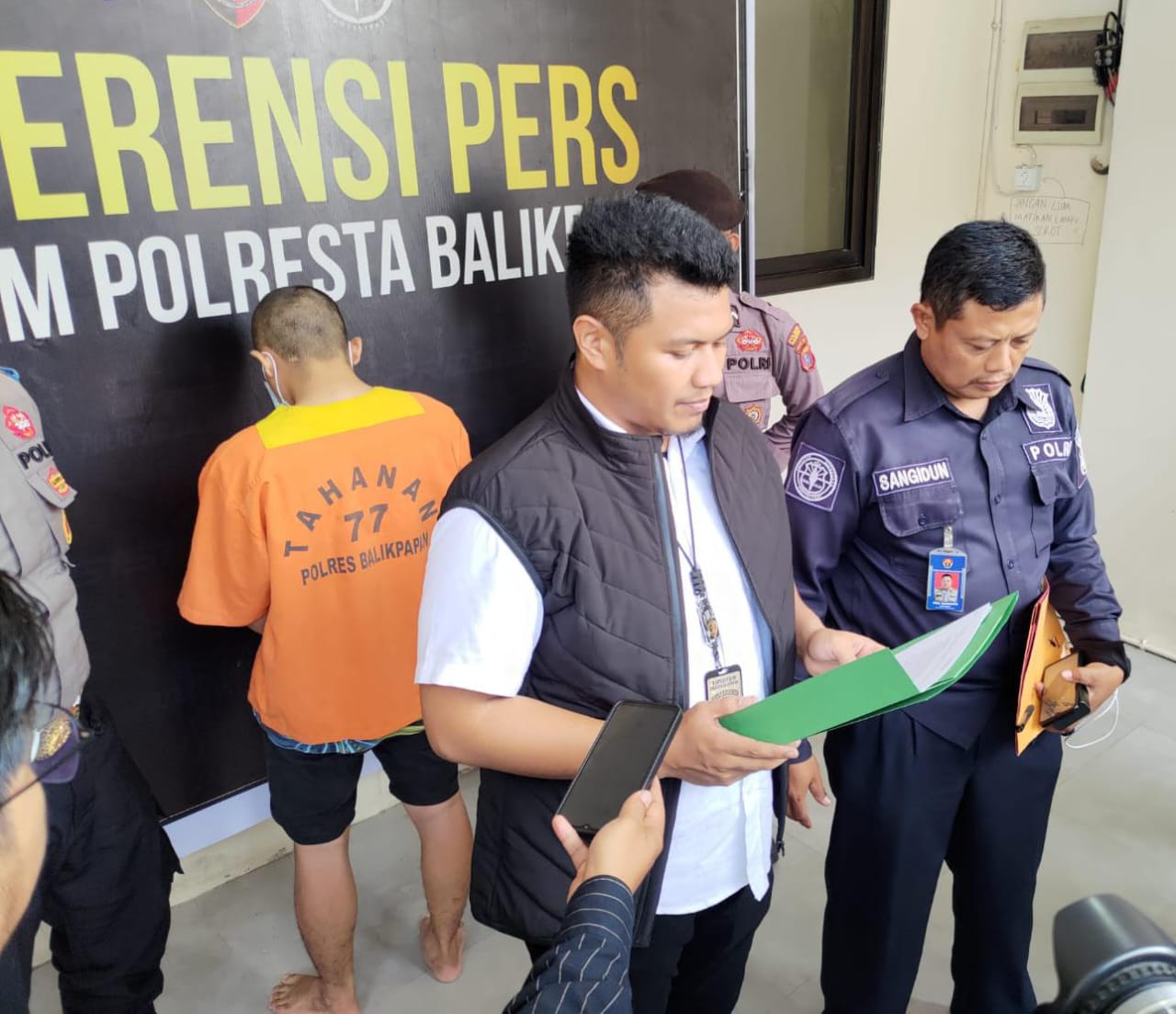 Mantan tak mau balikan, RF ancam sebar foto bugil Mantan tak mau balikan, RF ancam sebar foto bugil