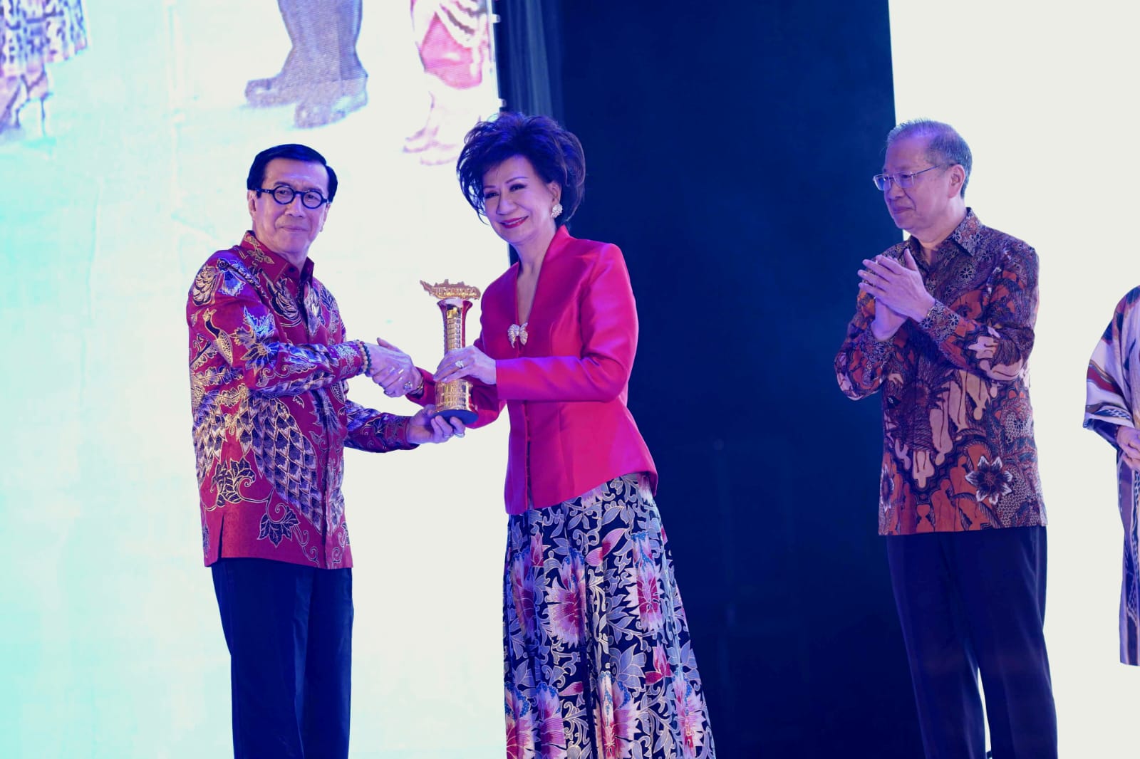 Dukung Pelestarian Seni Budaya Nusantara, Rina Ciputra raih penghargaan Nusantara Awards 2024 Dukung Pelestarian Seni Budaya Nusantara, Rina Ciputra raih penghargaan Nusantara Awards 2024