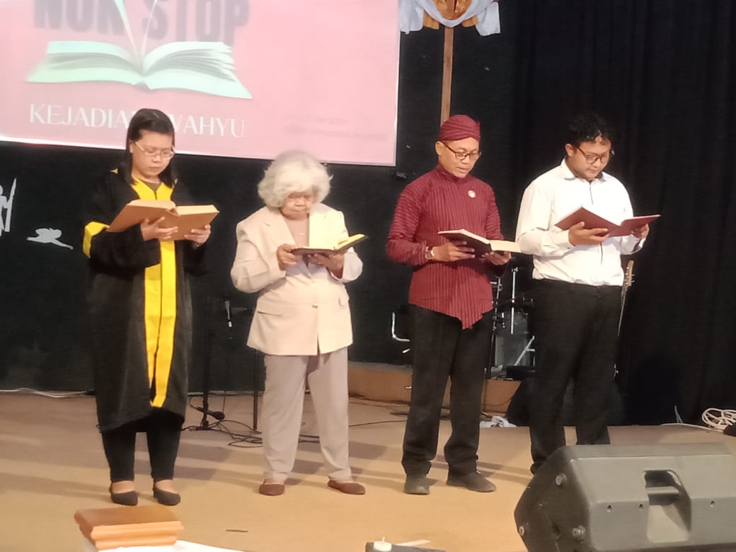 Peringati Hari Buku, jemaat GSJA membaca Alkitab nonstop Peringati Hari Buku, jemaat GSJA membaca Alkitab nonstop