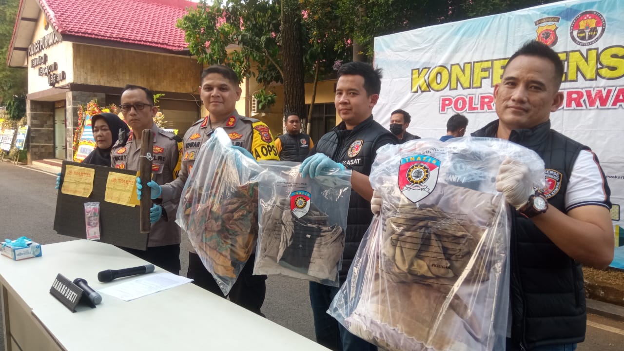 Aparat Polres Purwakarta tangkap pelaku perampokan disertai kekerasan Aparat Polres Purwakarta tangkap pelaku perampokan disertai kekerasan