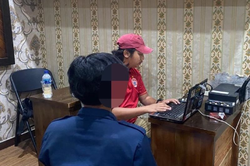 Polisi tangkap pengedar narkoba modus tempel di Serang Polisi tangkap pengedar narkoba modus tempel di Serang