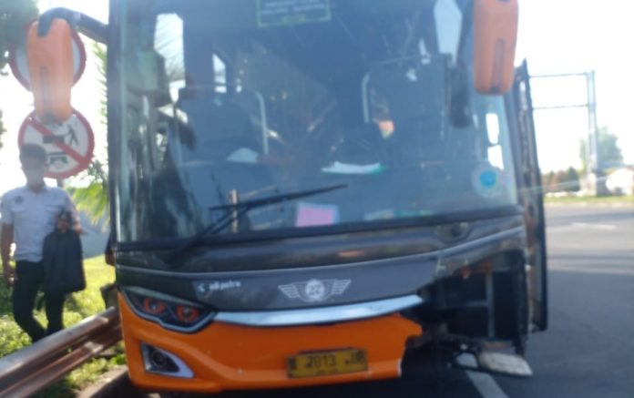 Bus malam alami kecelakaan, tabrak tiang lampu dan pos polisi Bus malam alami kecelakaan, tabrak tiang lampu dan pos polisi