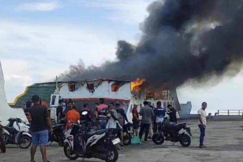 Kapal penyeberangan terbakar di Bengkalis diduga akibat arus pendek