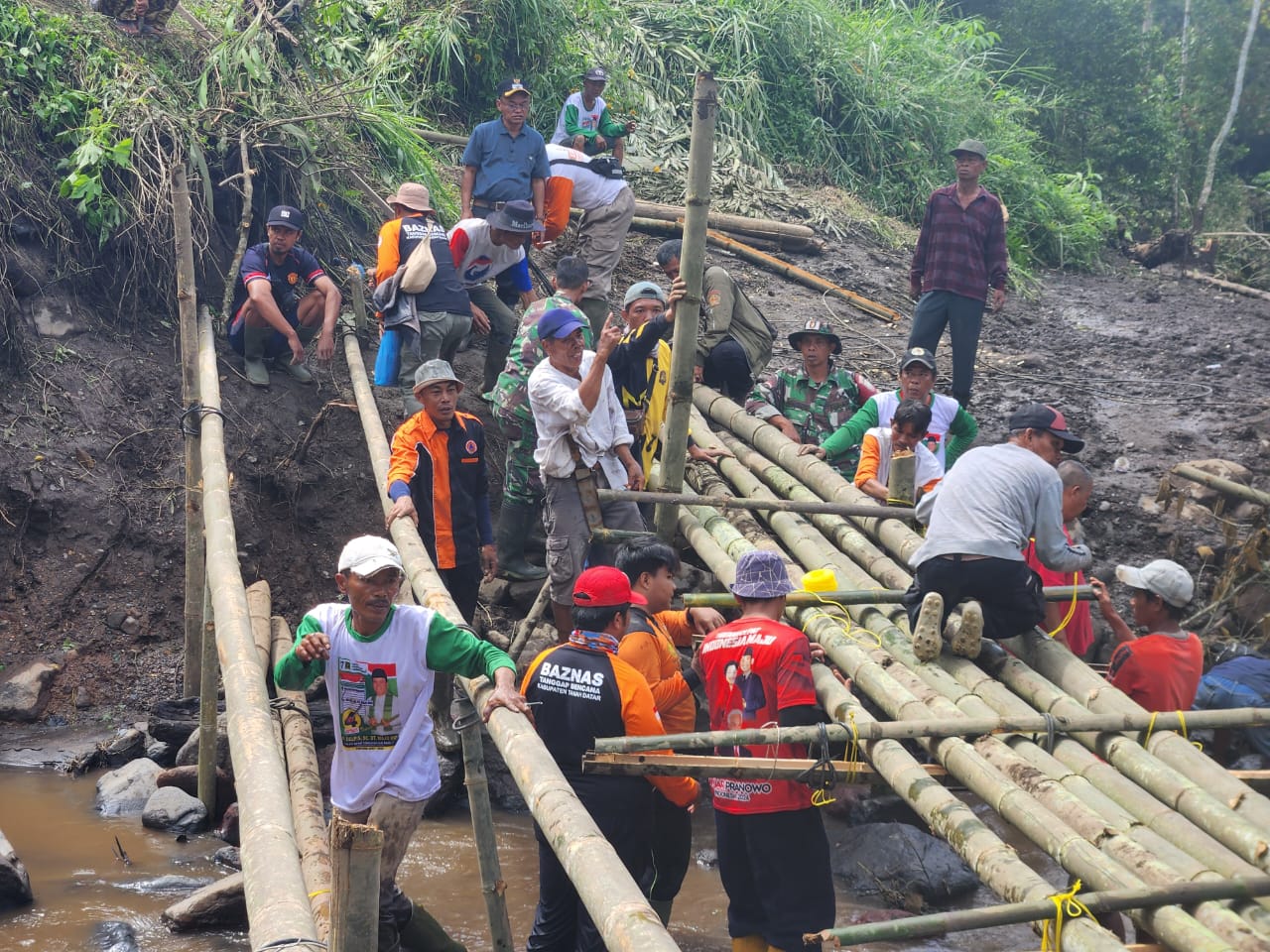 Respons banjir bandang di Sumbar, BAZNAS bangun jembatan darurat Respons banjir bandang di Sumbar, BAZNAS bangun jembatan darurat