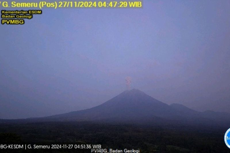 Gunung Semeru erupsi tiga kali dengan tinggi letusan hingga 1 km Gunung Semeru erupsi tiga kali dengan tinggi letusan hingga 1 km