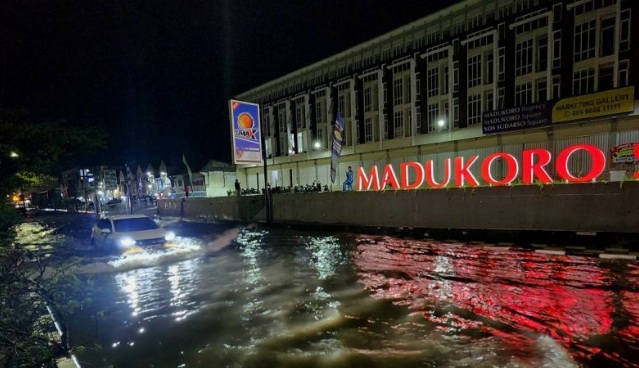 Hujan deras akibatkan sejumlah wilayah Semarang dilanda banjir Hujan deras akibatkan sejumlah wilayah Semarang dilanda banjir