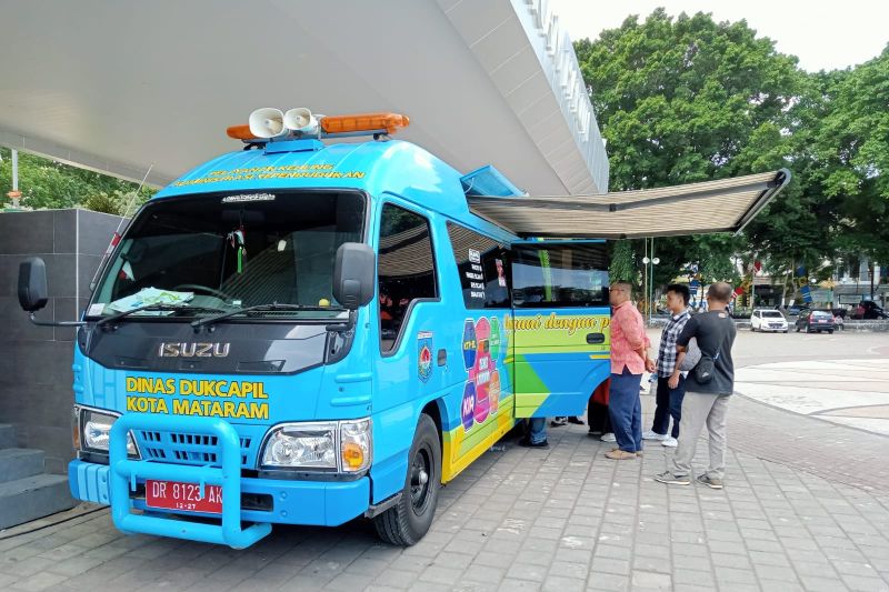 Dukcapil Mataram jemput bola sasar lansia rekam KTP elektronik Dukcapil Mataram jemput bola sasar lansia rekam KTP elektronik