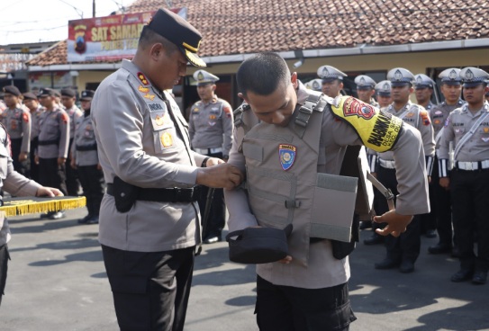 Polres Tegal serahkan rompi anti sayat dan senter kepada Bhabinkamtibmas Polres Tegal serahkan rompi anti sayat dan senter kepada Bhabinkamtibmas