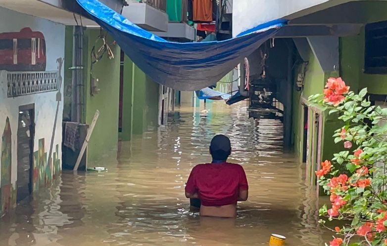 Permukiman warga Kebon Pala terendam banjir akibat Ciliwung meluap Permukiman warga Kebon Pala terendam banjir akibat Ciliwung meluap