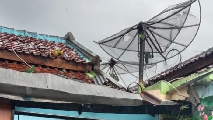 15 November 2023: Angin puting beliung di Pejagoan Kebumen, belasan rumah rusak 15 November 2023: Angin puting beliung di Pejagoan Kebumen, belasan rumah rusak
