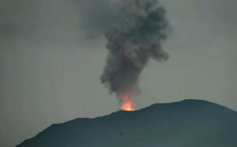 Batas zona bahaya tujuh kilometer dari Gunung Lewotobi Laki-Laki