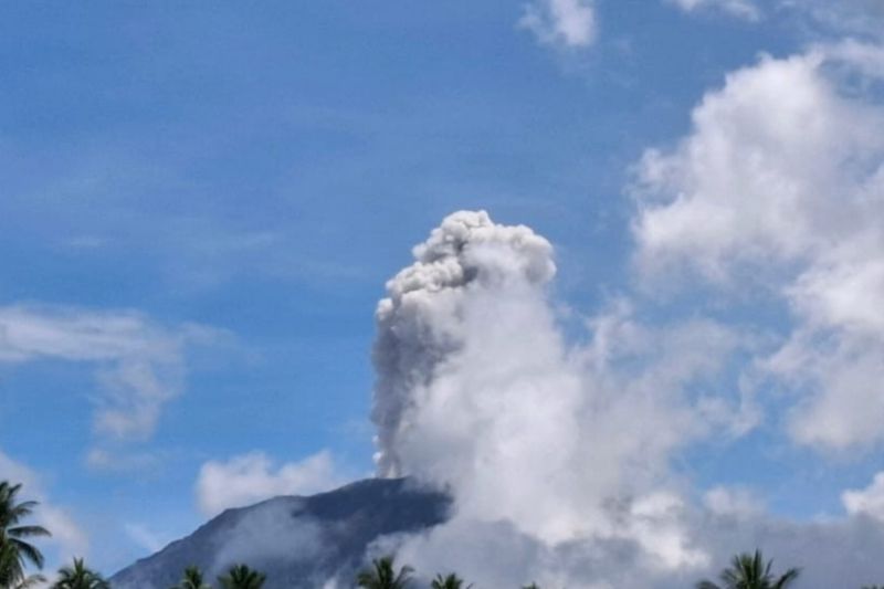 Warga dilarang beraktivitas dalam radius 4 kilometer dari Gunung Ibu Warga dilarang beraktivitas dalam radius 4 kilometer dari Gunung Ibu