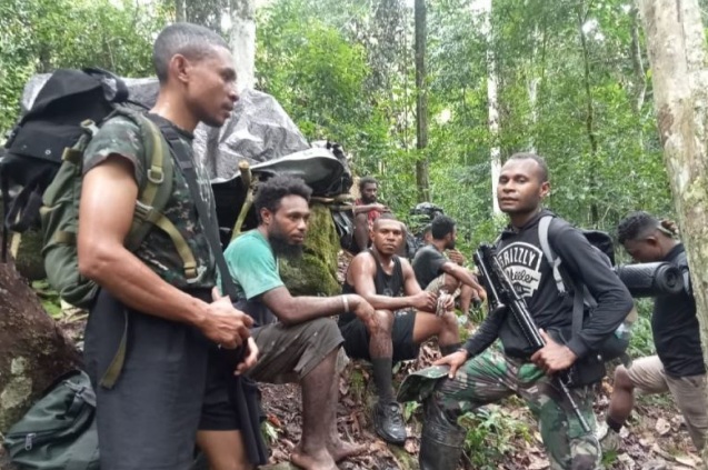 Prajurit Kodim 1811/TW jalan kaki tiga hari kawal logistik Kampung Oya Prajurit Kodim 1811/TW jalan kaki tiga hari kawal logistik Kampung Oya