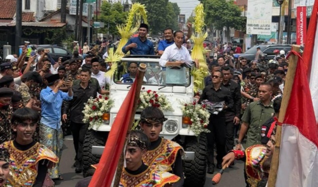 Naik jeep terbuka, Jokowi bareng Luthfi-Yasin pawai disambut ribuan warga Banyumas Naik jeep terbuka, Jokowi bareng Luthfi-Yasin pawai disambut ribuan warga Banyumas