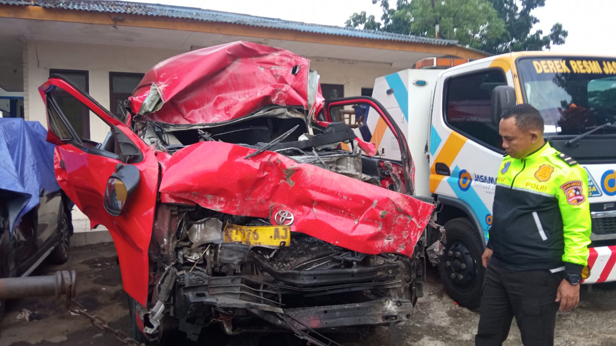 Kecelakaan travel hantam truk di Tol Cipularang tewaskan dua orang Kecelakaan travel hantam truk di Tol Cipularang tewaskan dua orang