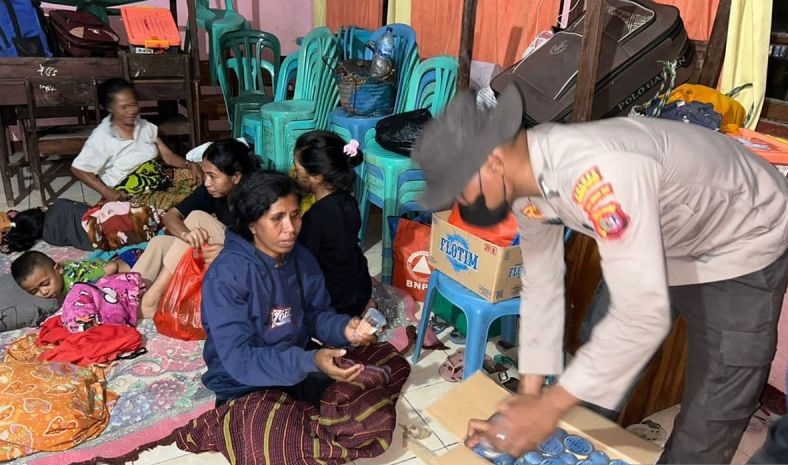 Dapur umum sediakan ribuan makanan penyintas erupsi Gunung Lewotobi Dapur umum sediakan ribuan makanan penyintas erupsi Gunung Lewotobi