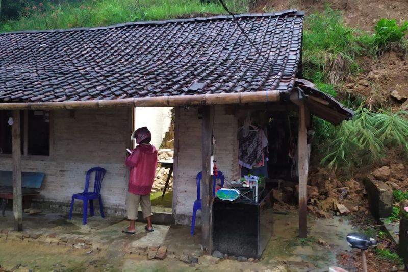 Longsor terjang dua rumah warga di Trenggalek Longsor terjang dua rumah warga di Trenggalek