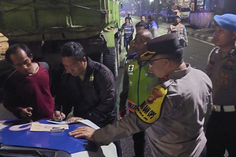 Petugas putar 93 truk tambang dan amankan satu sopir positif narkoba Petugas putar 93 truk tambang dan amankan satu sopir positif narkoba