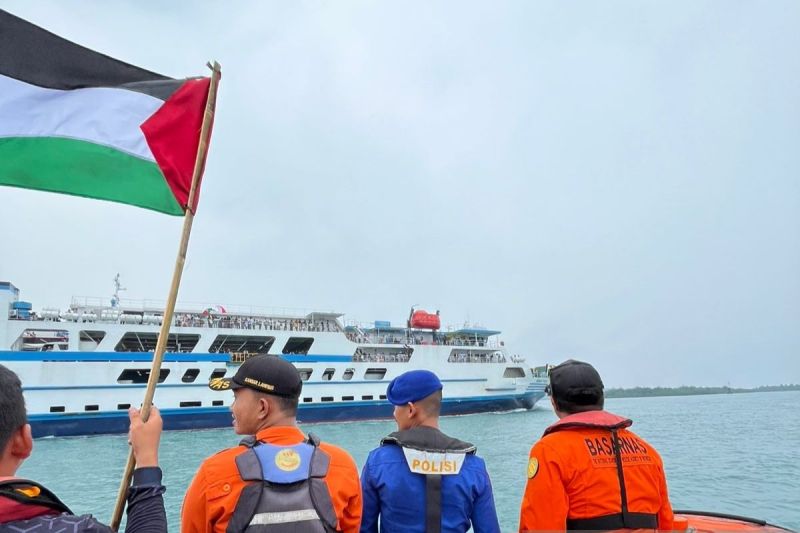 Tim SAR Pastikan keselamatan peserta pengibaran bendera di Selat Sunda Tim SAR Pastikan keselamatan peserta pengibaran bendera di Selat Sunda