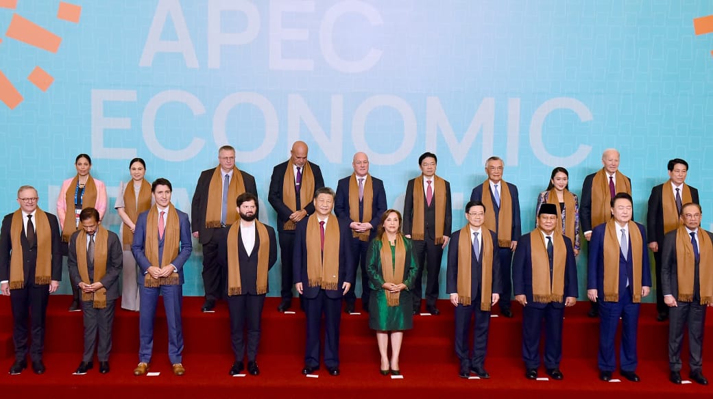 Presiden Prabowo ikuti family photo di KTT APEC 2024 Presiden Prabowo ikuti family photo di KTT APEC 2024