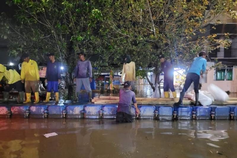 Pemkot Tangerang buat tanggul sementara atasi banjir di Periuk Pemkot Tangerang buat tanggul sementara atasi banjir di Periuk
