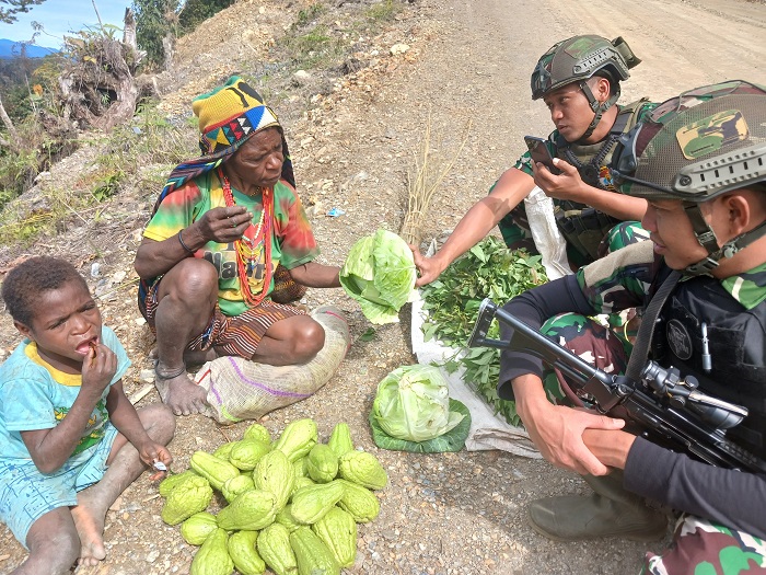 Bermodal uang saaku prajurit, Satgas HABEMA borong hasil tani warga Ndugusiga