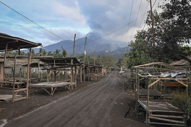 Gunung Lewotobi kembali erupsi pada Minggu pagi Gunung Lewotobi kembali erupsi pada Minggu pagi