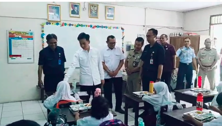 Tinjau uji coba MBG, Wapres Gibran diserbu siswa Tinjau uji coba MBG, Wapres Gibran diserbu siswa