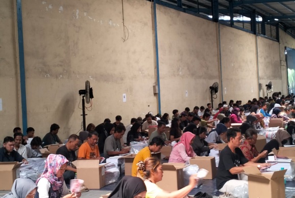 KPU Kota Bekasi lakukan sortir dan lipat surat suara Pilgub dan Pilwalkot KPU Kota Bekasi lakukan sortir dan lipat surat suara Pilgub dan Pilwalkot