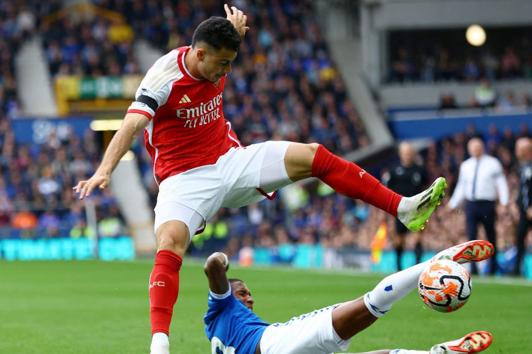 Chelsea dan Arsenal bertahan di empat besar meski bermain imbang 1-1